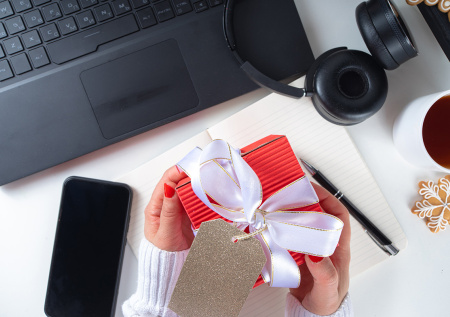 Психолог объяснила, как правильно реагировать на плохие подарки