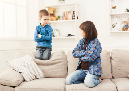 Психолог объяснила, как избежать ненависти старших детей к младшим в семье