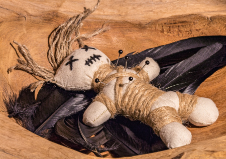 В России хотят запретить мастер-класс по созданию кукол вуду экс-партнеров