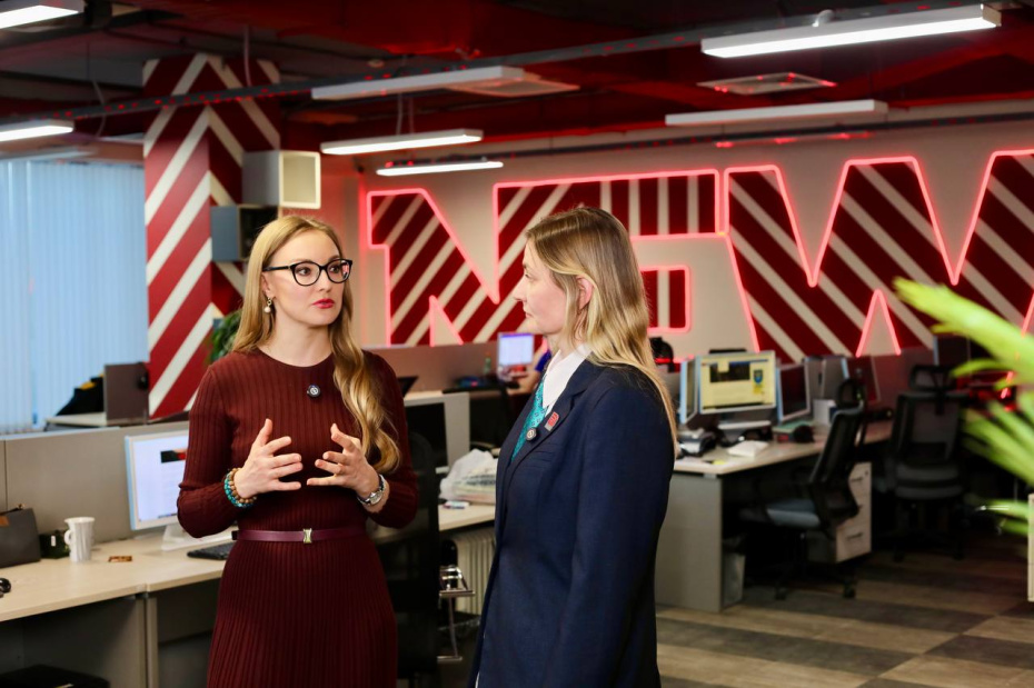 Анна Книшенко (слева) и главный редактор NEWS.ru Ольга Сабурова