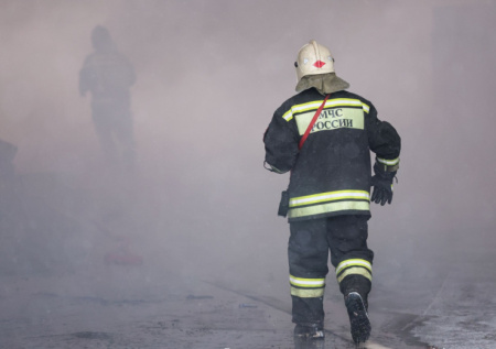 Частный дом вспыхнул в результате атаки дронов ВСУ в Старом Осколе