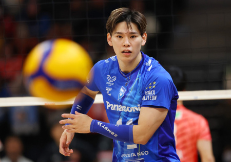 Японский волейболист попал в судью мячом и извинился пируэтом