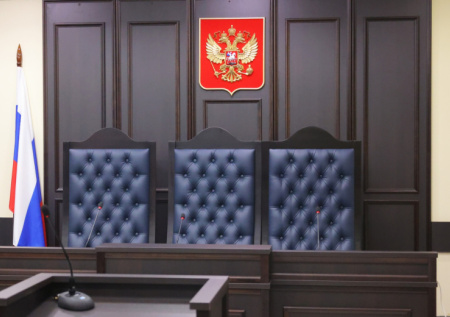 Суд заочно рассмотрит дело журналистки, облившей сиропом посла России