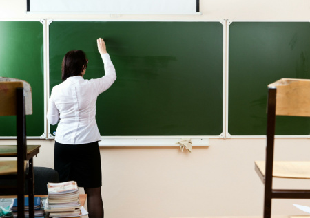 Правительство России решило повысить окладную часть зарплаты учителей