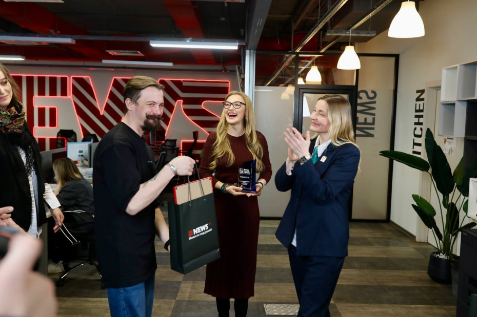 Анна Книшенко (в центре) и главный редактор NEWS.ru Ольга Сабурова в редации NEWS.ru