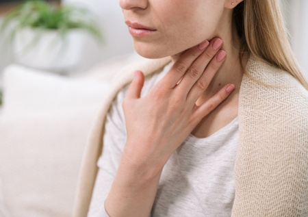 Врач ответила, откуда берется ощущение кома в горле зимой