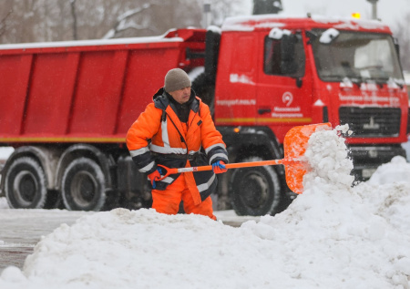 Медведев объяснил, как власти будут отслеживать мигрантов в России