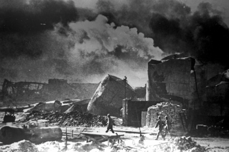 Великая Отечественная война 1941-1945 гг. Битва за Сталинград. Немецкие солдаты на территории разрушенного Сталинградского тракторного завода