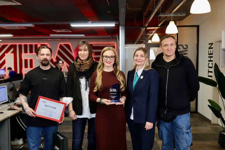 Анна Книшенко (в центре), Кирилл Вагин, Иван Разумовский, Анастасия Тарасова, Владимир Баталин, Павел Зотов и главный редактор NEWS.ru Ольга Сабурова в редакции NEWS.ru