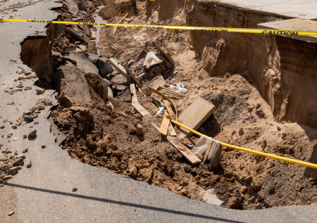 Два магазина внезапно «спустились» под землю и попали на видео