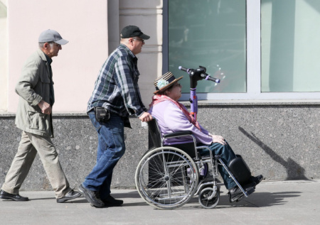 Постояльцев интерната в Прокопьевске заставляют работать с пяти утра