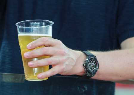 Врач назвал скрытую угрозу пива для пищеварительной системы