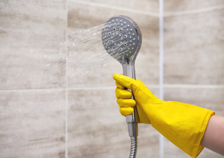 Пакет и уксус против грязи в ванной: простой домашний способ очистки душевой лейки от бактерий без разборки