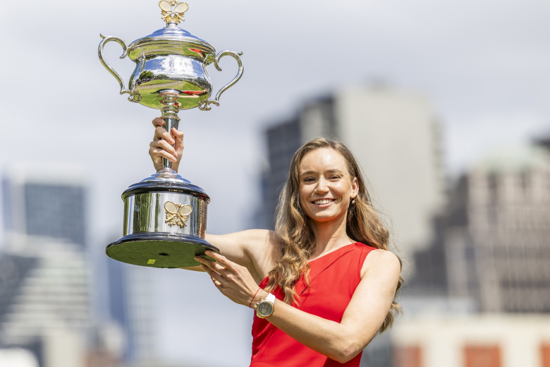 Елена Рыбакина с трофеем Australian Open