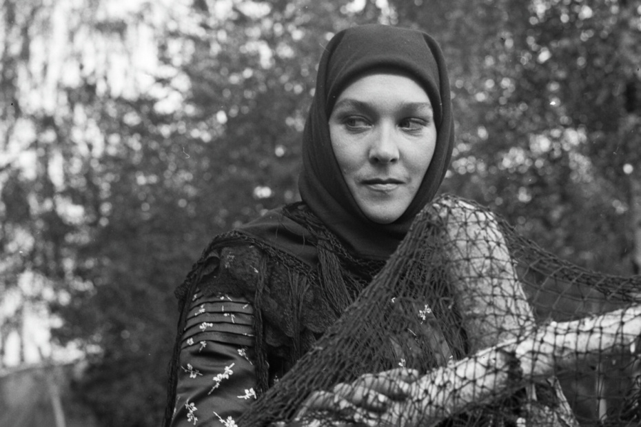 Александра Завьялова в роли Пистимеи Морозовой в фильме Валерия Ускова и Владимира Краснопольского «Тени исчезают в полдень»