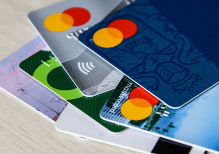 Россиянам рассказали, почему нельзя выбрасывать банковские карты