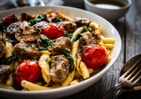 Секрет сытного ужина без суеты: паста с мясным рагу и шпинатом, которая всегда получается с первого раза