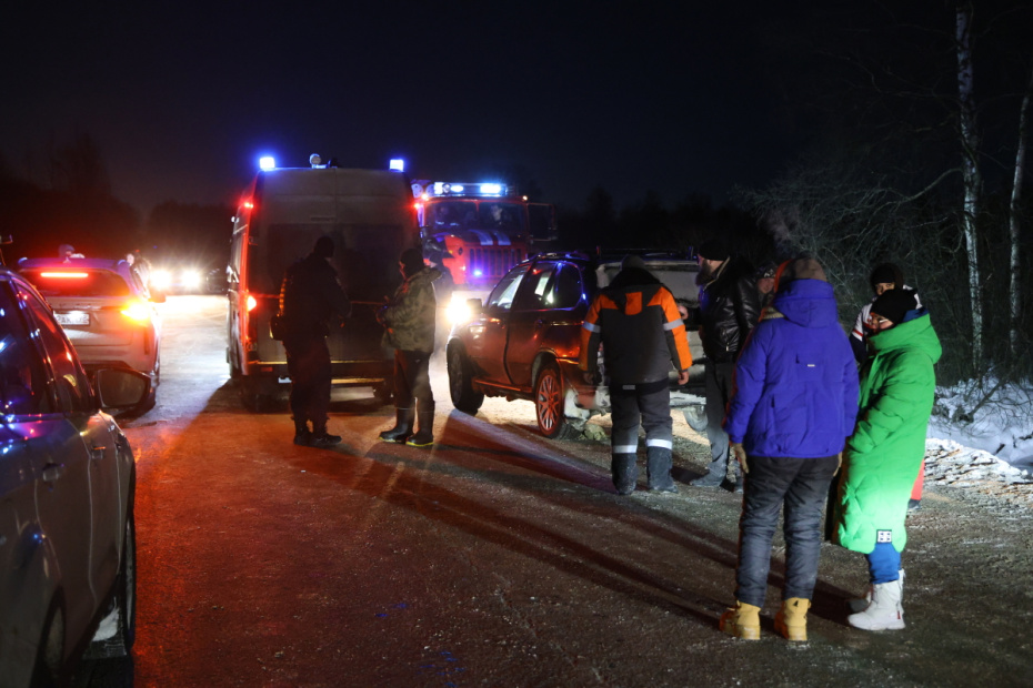 Сотрудники спецслужб у водоема в Ломоносовском районе Ленинградской области, откуда достали тело убитого девятилетнего мальчика, пропавшего в Петербурге 30 января