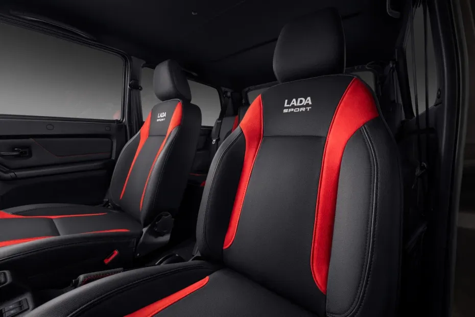 Новые кресла с комбинированной тканевой обивкой, развитой боковой поддержкой и подогревом.