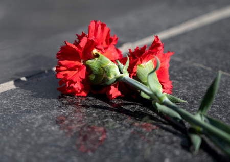 На стихийном мемориале поменяли фото убитого мальчика