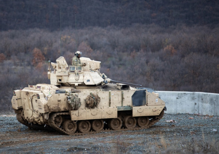 Военные США открыли огонь из БМП Bradley у российской границы