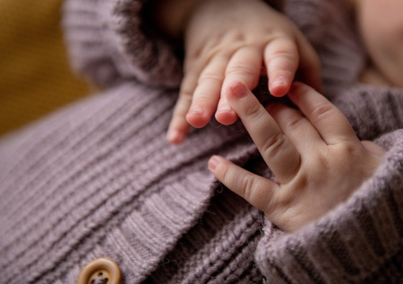 Россиянка вывела ребенка на мороз без верхней одежды и попала на видео