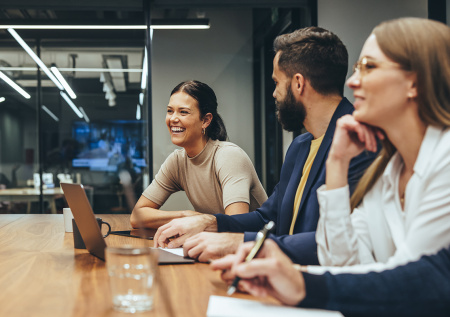 Эксперт объяснила, когда громкий смех может стать причиной для увольнения