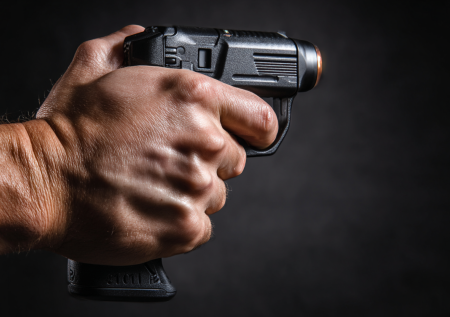 Отец два года «воспитывал» детей электрошокером и оказался за решеткой