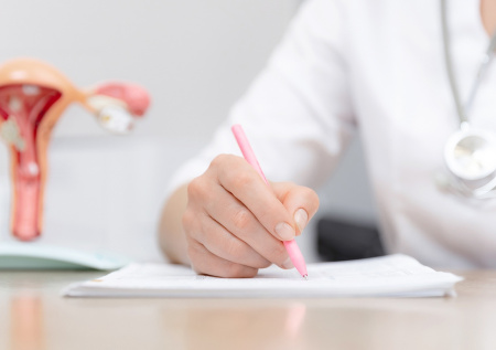 Врач перечислила привычки, опасные для женщин