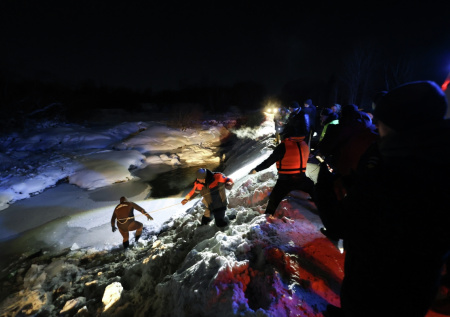 Подозреваемого в убийстве мальчика привезли к месту, где он утопил тело