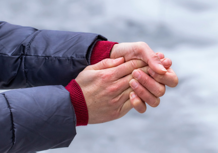 Врач предупредила о последствиях покраснения рук на морозе