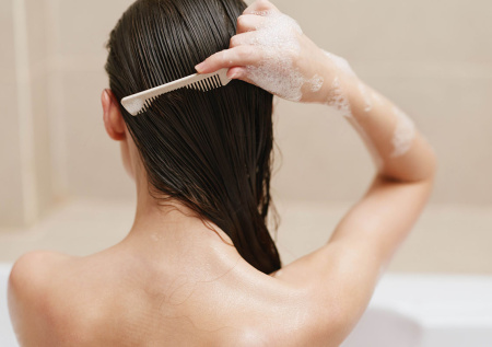 Трихолог предостерегла от привычки спать с мокрыми волосами