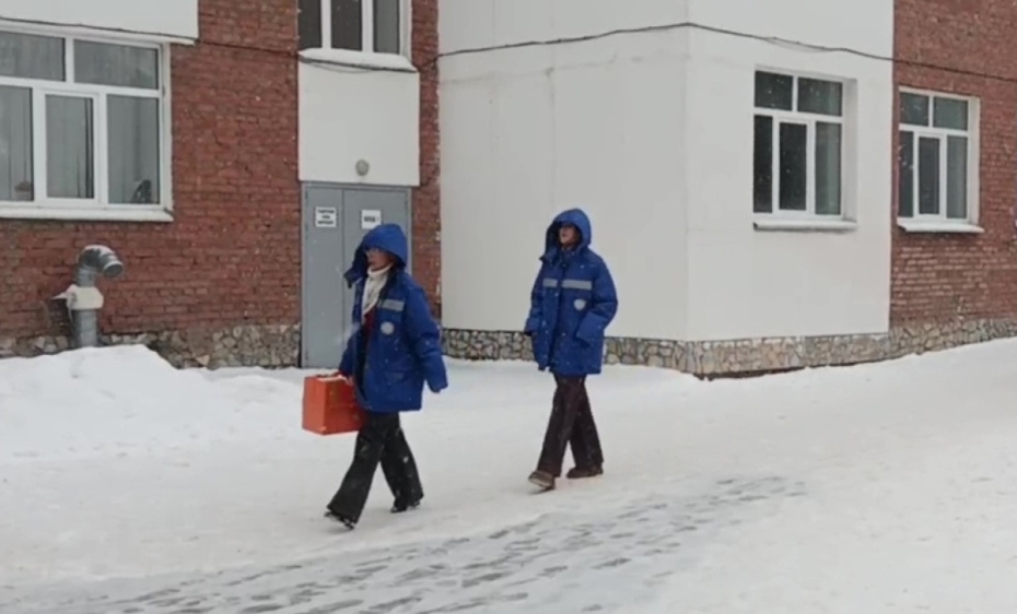 Медики у гимназии № 16 в Уфе, где ученик девятого класса устроил стрельбу из страйкбольного автомата