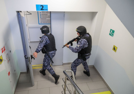 Глава МВД Башкирии прибыл в школу Уфы после нападения подростка