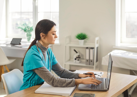 Терапевт перечислил тревожные признаки проблем с щитовидкой