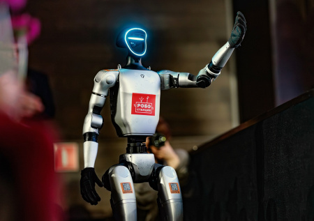 Робот посетил спектакль Аллы Духовой «Мы из будущего»