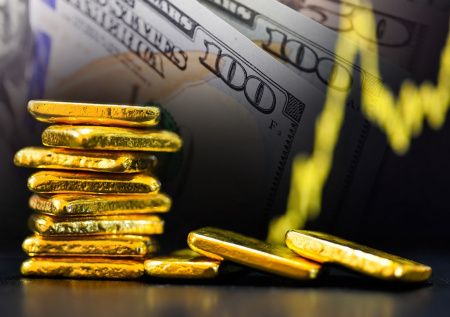 Золото обвалилось до $4700 за унцию: это крах или шанс купить дешевле?
