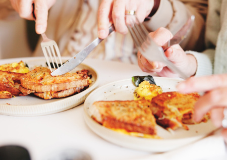 Психолог объяснила страх мужчин перед «тарелочницами»