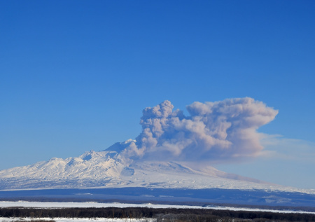 Вулкан Шивелуч получил красный код авиационной опасности
