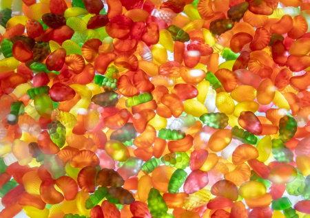 Школьники массово скупают без паспорта «бодрящие» мармеладки