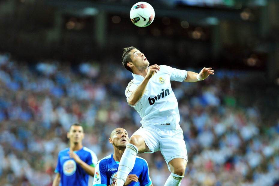 Криштиану Роналду играет за клуб «Реал» во время матча испанской первой лиги по футболу против «Хетафе» на стадионе «Сантьяго Бернабеу» в Мадриде. Испания, 10 сентября 2011 года