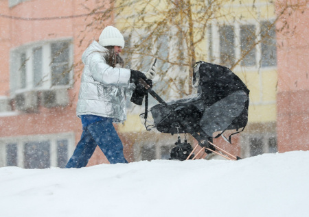 Педиатр предупредила, при какой температуре опасно гулять с младенцами