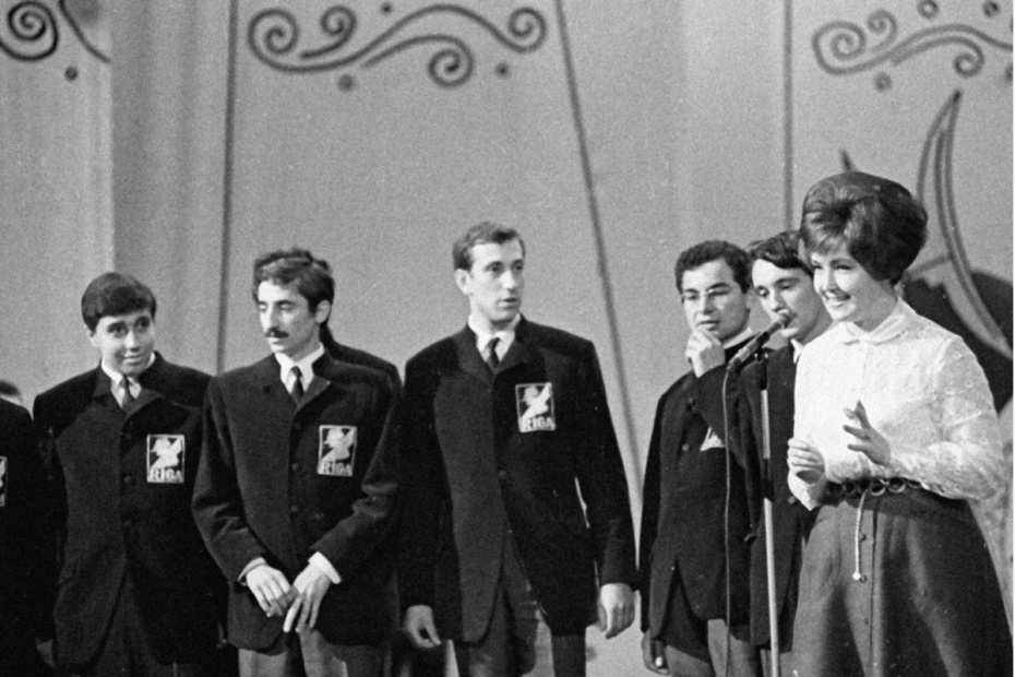 Ведущая Светлана Жильцова (справа) задает вопрос участникам команды Риги во время телевизионной передачи КВН