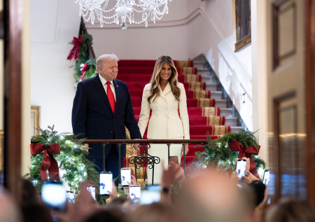 В США раскрыли неожиданную связь четы Трампов с Эпштейном