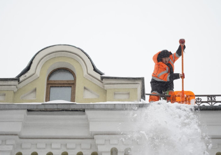Юрист ответил, разрешена ли самовольная уборка снега с крыши жилого дома