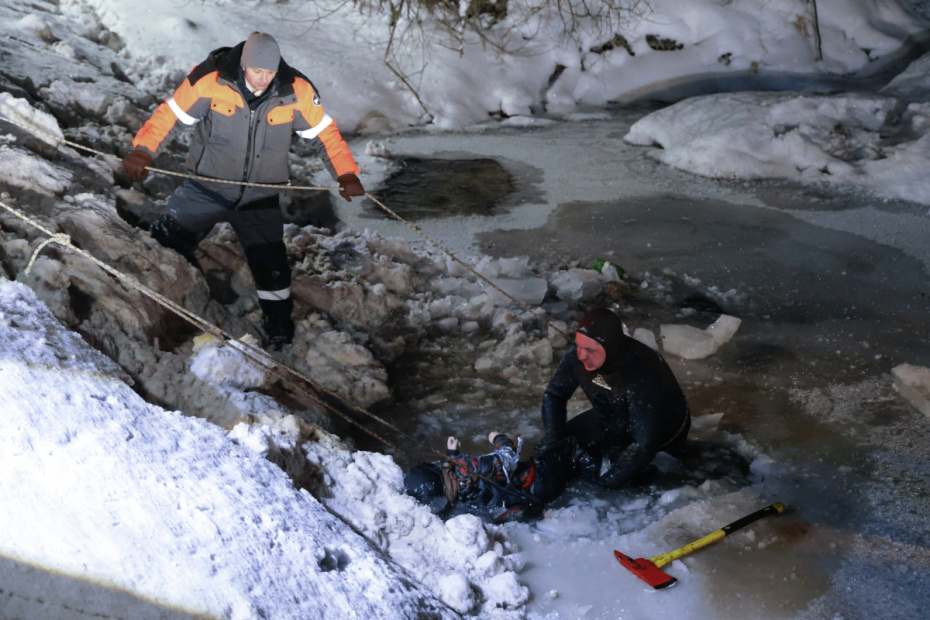 Спасатели достают тело убитого девятилетнего мальчика Паши Тифитулина