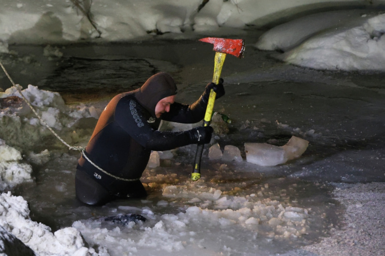 Спасатели достают тело убитого девятилетнего мальчика Паши Тифитулина, пропавшего в Петербурге 30 января, из водоема в Ломоносовском районе Ленинградской области