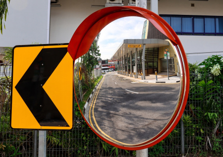 Женщина поправила дорожное зеркало по фэншуй и спровоцировала серию ДТП