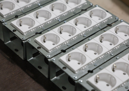 Чем опасна экономия на розетках: советы, чтобы защитить дом от перегрева, искр и пожара