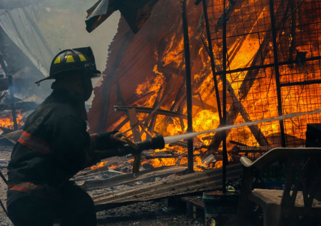 Мощный пожар на Филиппинах уничтожил тысячу домов